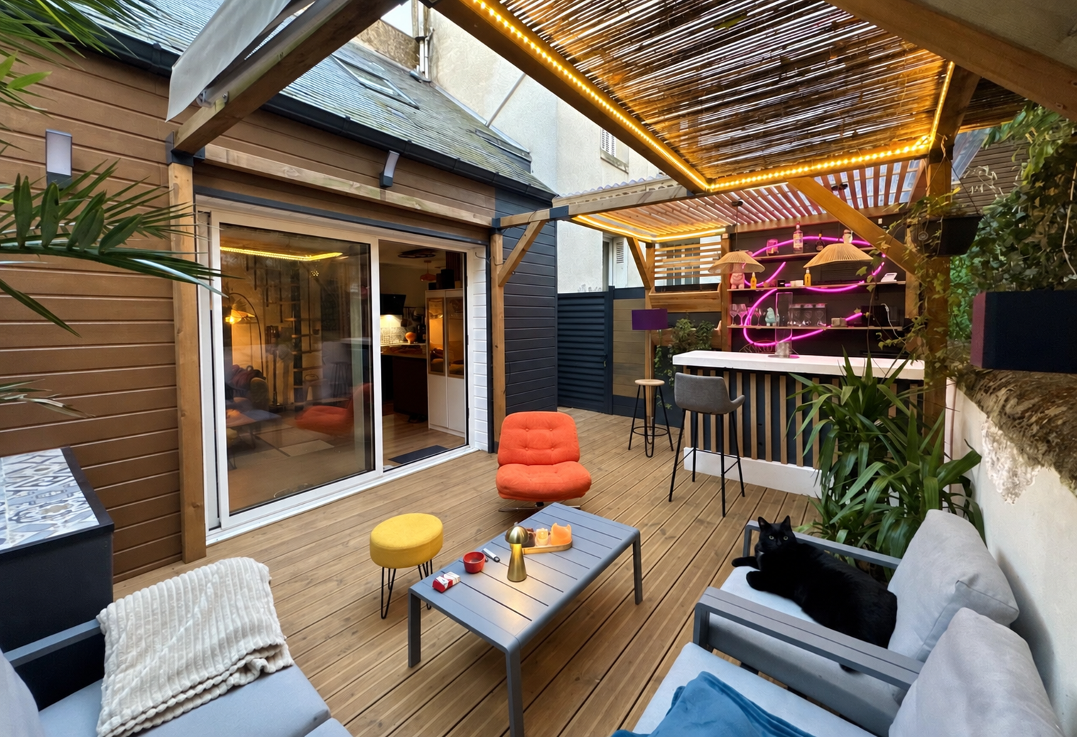 Terrasse après la création d’une pergola et d’un bar extérieur sur mesure
