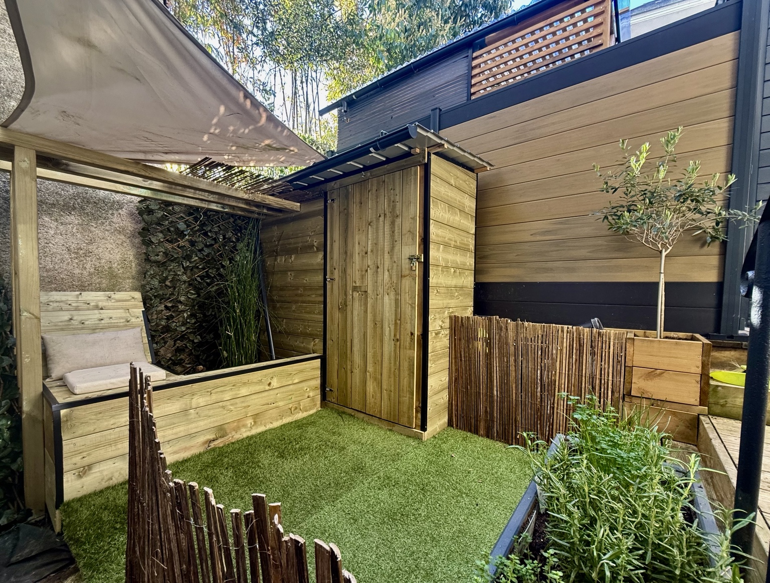 Abri de jardin et banquette réalisés en bois