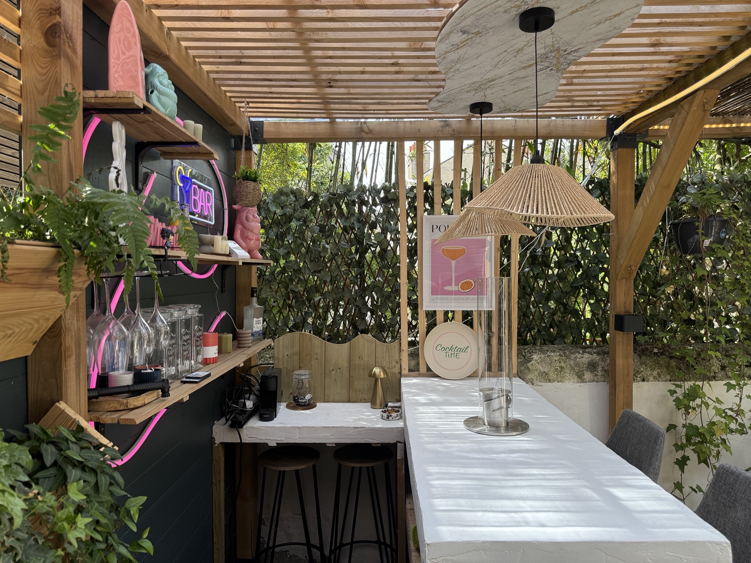 Détail d’un bar extérieur sous une pergola en bois